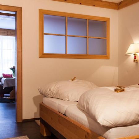 Am Dorfplatz Suites - Adults Only Sankt Anton am Arlberg Kamer foto