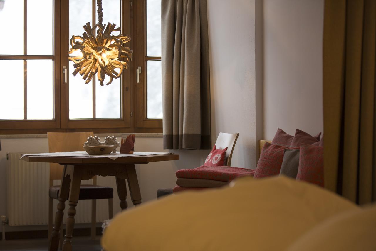 Am Dorfplatz Suites - Adults Only Sankt Anton am Arlberg Buitenkant foto