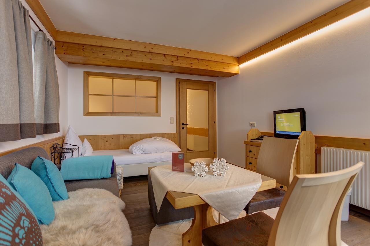 Am Dorfplatz Suites - Adults Only Sankt Anton am Arlberg Buitenkant foto