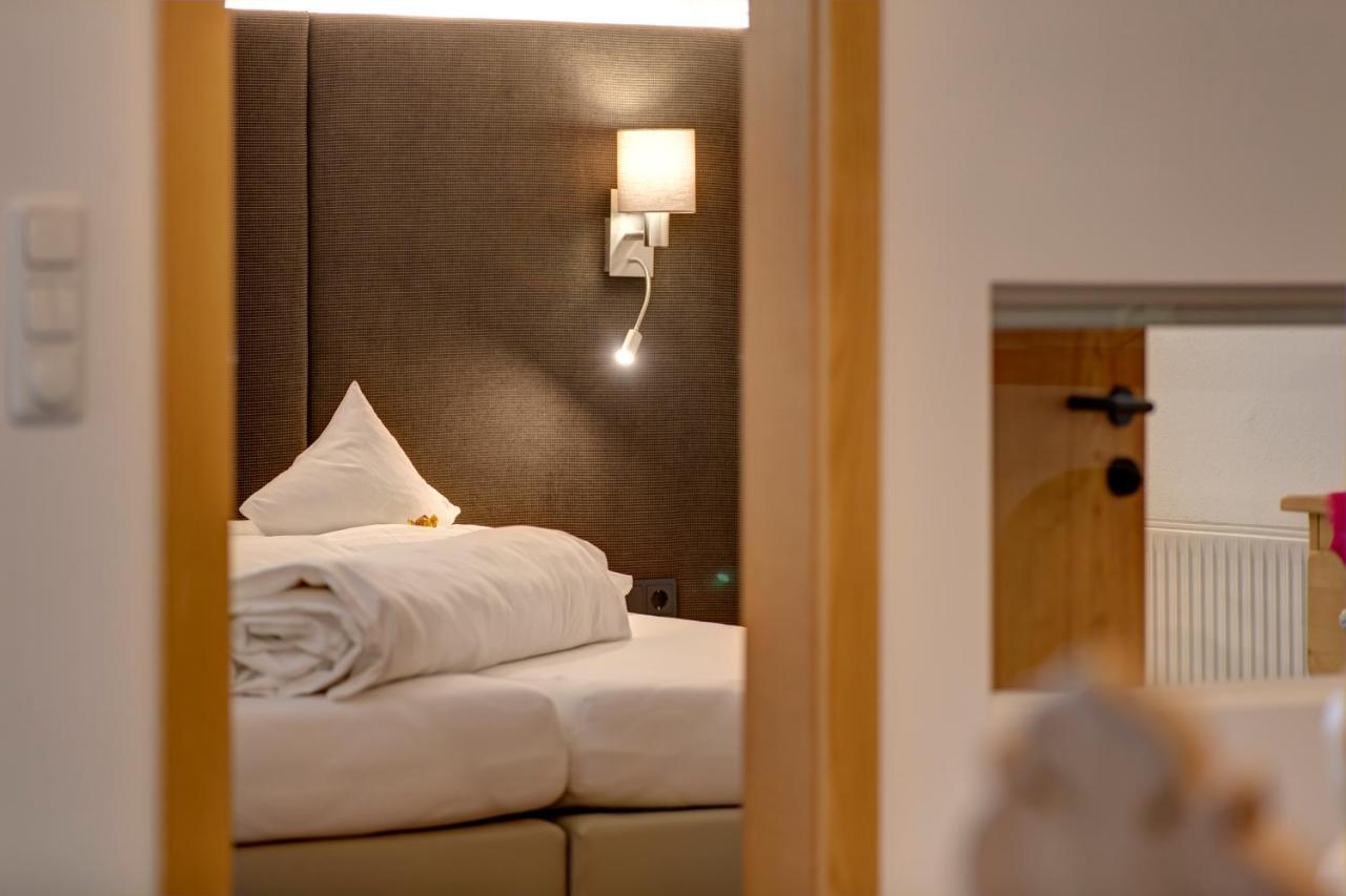Am Dorfplatz Suites - Adults Only Sankt Anton am Arlberg Buitenkant foto